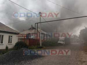 В посёлке Ново-Азовка Шахт загорелся пункт металлоприёмника, на месте работают пожарные