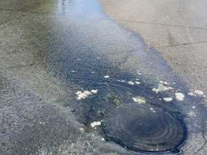 В Шахтах порыв канализации вредит дорожному полотну в переулке Красный шахтёр