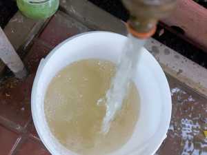 У жителей посёлка Таловый в Шахтах из крана постоянно течёт вода серого цвета