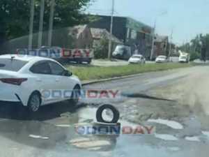 В переулке Комиссаровский города Шахты уже больше недели не могут устранить провал асфальта