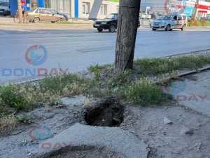 В переулке Шишкина в Шахтах возле остановочного пункта провалился асфальт