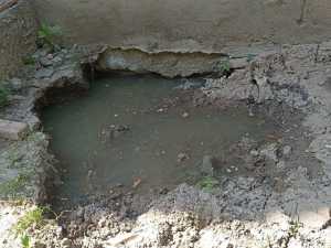 В центре города Шахты жильцы многоэтажки страдают от затопленного подвала канализацией