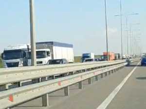 На трассе М-4 "Дон" под Шахтами образовалась трехкилометровая пробка из-за дорожных работ