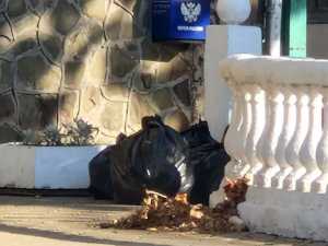 В центре Шахт не убирают мусор, скопившийся около театра и главного почтового отделения