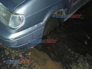 В Шахтах автомобиль застрял на дороге в люке