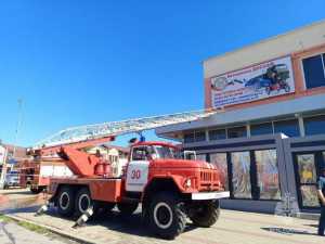 В Новошахтинске огнеборцы тушат крупный пожар в центре города