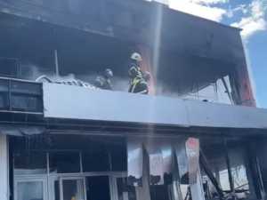 При тушении пожара в универмаге Новошахтинска один пожарный пострадал, а другой погиб