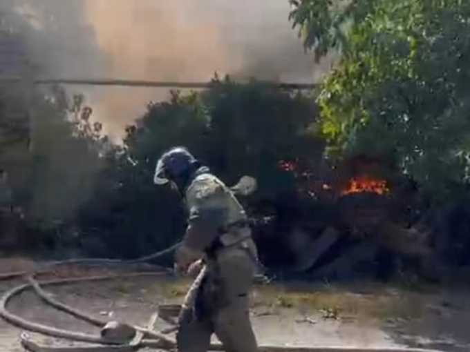 Заброшенное здание на площади 100 квадратных метров сгорело в Шахтах