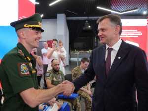 Юрий Слюсарь вручил ключи от автомобилей ветеранам и участникам СВО