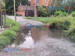 В поселке Гавриловка Шахт машины не могут проехать из-за огромной ямы с водопроводной водой