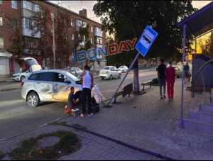Автомобиль врезался в остановку в Шахтах: повреждены лавочка и дорожный знак