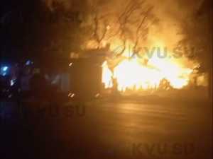 Два бесхозных здания уничтожены пожаром в поселке Петровка в Шахтах