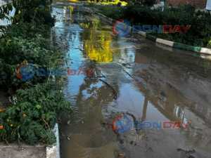 Глина и грязью течет в районе Азовка города Шахты