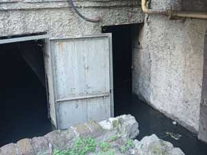 В поселке Машзавод города Шахты канализация топит подвалы