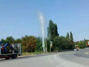 Прорвало трубу: из под земли бьет струя воды в городе Шахт