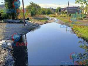 В Шахтах на улице Свободной два года не могут устранить коммунальную аварию