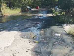 Полгода зловонные реки затапливают перекрёсток улицы Васюты и Грозного в Шахтах