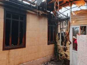 В Шахтах из-за замыкания в холодильнике загорелся барачный дом