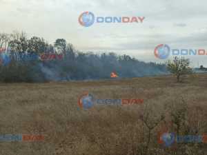 В городе Шахты загорелось поле сухой травы