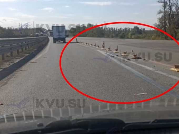 Водители до основания сбили сигнальные столбики на опасном развороте под Шахтами