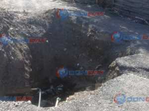 Частный дом в Шахтах окружен гигантской ямой и канализационной лужей