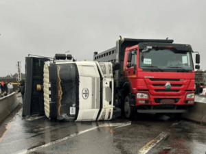 Недалеко от Шахт на М-4 "Дон" опрокинулся грузовик, была перекрыта полоса движения