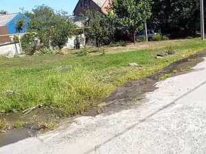 В Шахтах из-за текущей воды размывается основание столба электропередач