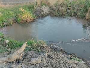 Дорогу в поселке города Шахты заливает вода, при этом местные живут без водоснабжения