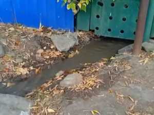 В Шахтах крупный порыв воды заливает дорогу и двор дома пожилой женщины