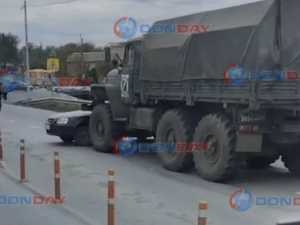 Под Шахтами столкнулись легковушка и военная машина