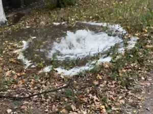 В Шахтах прорвало водопроводную трубу: из под земли бьет фонтан