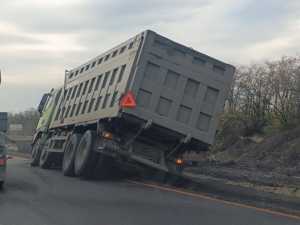 Образовалась пробка длиной 6 км на трассе в Октябрьском районе