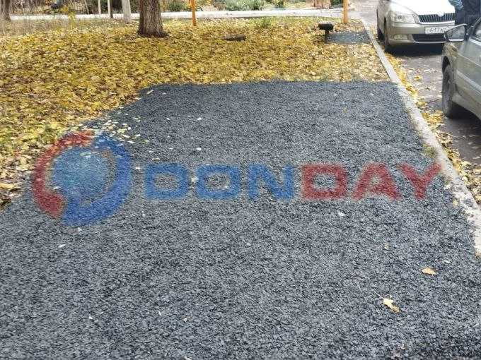 В городе Шахты водитель демонтировал бордюр и засыпал клумбу щебнем чтобы парковать авто