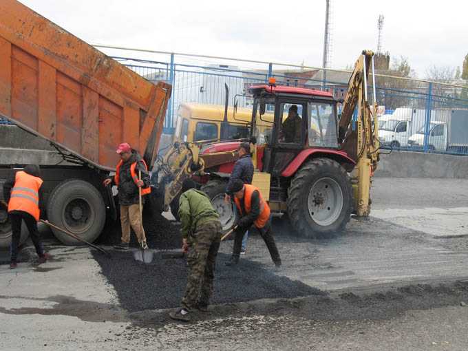 В Шахтах ремонтируют дороги с учетом постоянно текущего водопровода