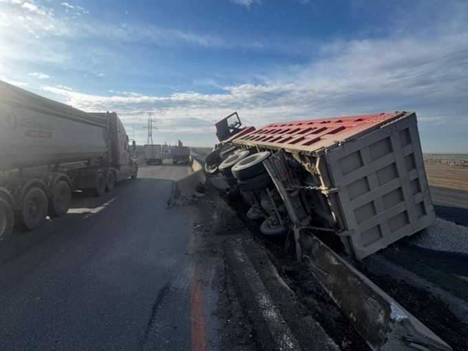 На М-4 "Дон" возле города Шахты перевернулся грузовик