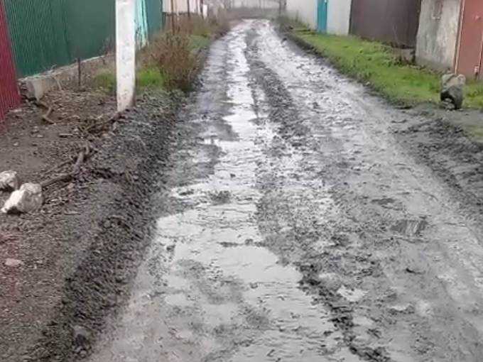 В Шахтах ручей из водопровода смыл дорогу, восстановленную усилиями жителей