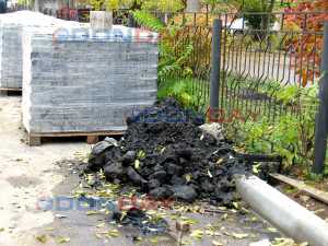 Коммунальщики вытащили из канализации в Шахтах гору камней почти в метр высотой