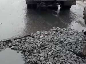 В Шахтах жители города самостоятельно отремонтировали дорогу