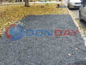 В городе Шахты водитель демонтировал бордюр и засыпал клумбу щебнем чтобы парковать авто