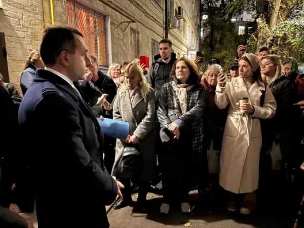 Глава Октябрьского района Ростова встретился с жильцами повреждённого дома