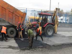 В Шахтах ремонтируют дороги с учетом постоянно текущего водопровода