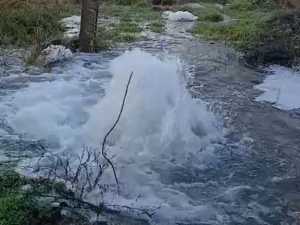 Из-за аварии на трубе в поселке Красный города Шахты из-под земли бьет фонтан