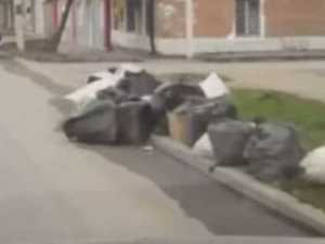 Проспект Карла Маркса в Шахтах завален мешками с мусором после субботника – жалуются жители