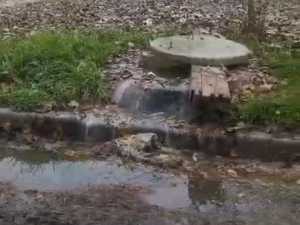 Жители Шахт пожаловались на текущий канализационный люк