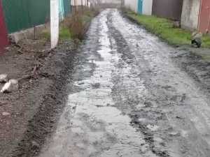 В Шахтах ручей из водопровода смыл дорогу, восстановленную усилиями жителей