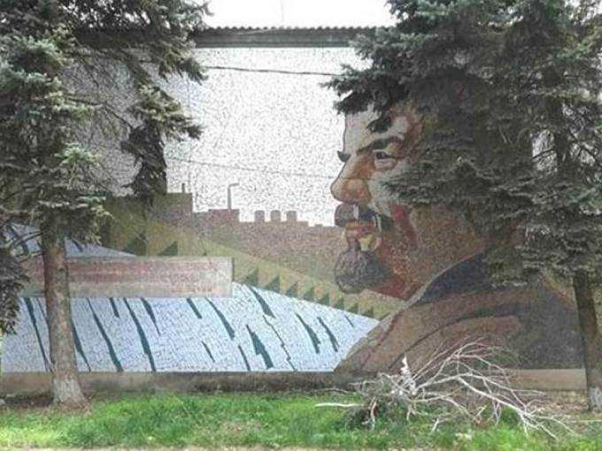 В Шахтах установили охранную зону вокруг дома с мозаикой