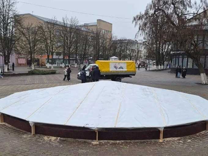 В Шахтах впервые укрыли на зиму фонтан на улице Шевченко