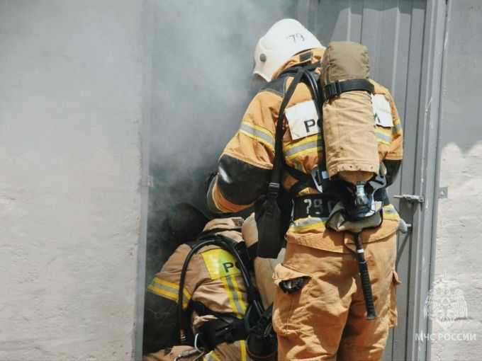 В Новошахтинске сотрудник МЧС пострадал при ликвидации пожара