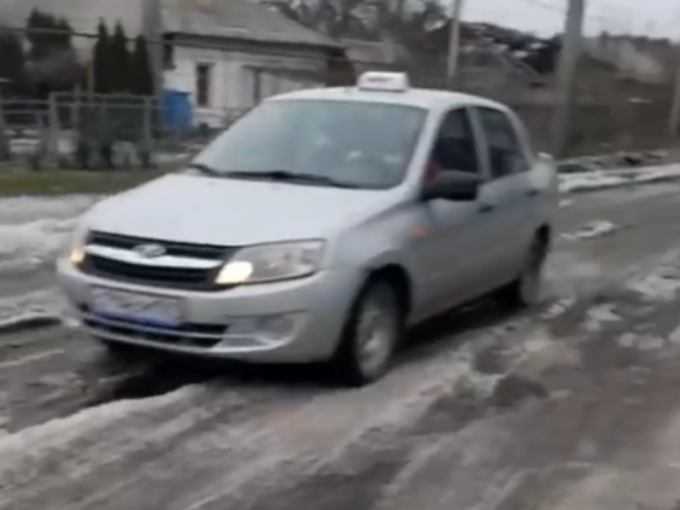 Канализация, которая уже год течет на улице Калинина в Шахтах, покрылась наледью