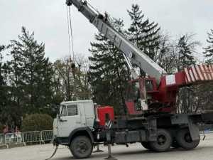 На центральной площади Шахт началась установка новогодней ели